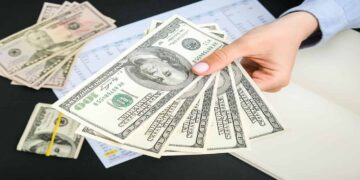تراجع أسعار الدولار أمام الجنيه المصري في البنوك خلال تعاملات الإثنين