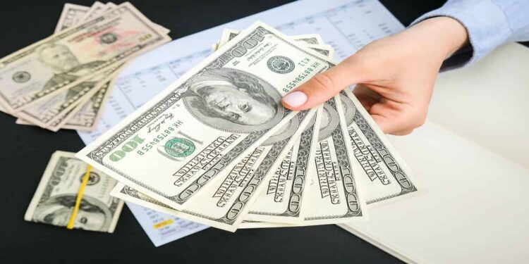 تراجع أسعار الدولار أمام الجنيه المصري في البنوك خلال تعاملات الإثنين