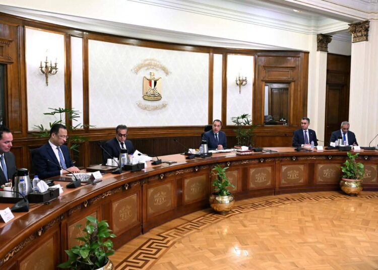 مدبولي يتابع تنفيذ منظومة كارت الخدمات الحكومية الموحد.. وتوجيهات بالتوسع التدريجي