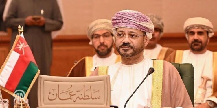 وزير الخارجية العُماني: لا رسوم عبور في مضيق هرمز