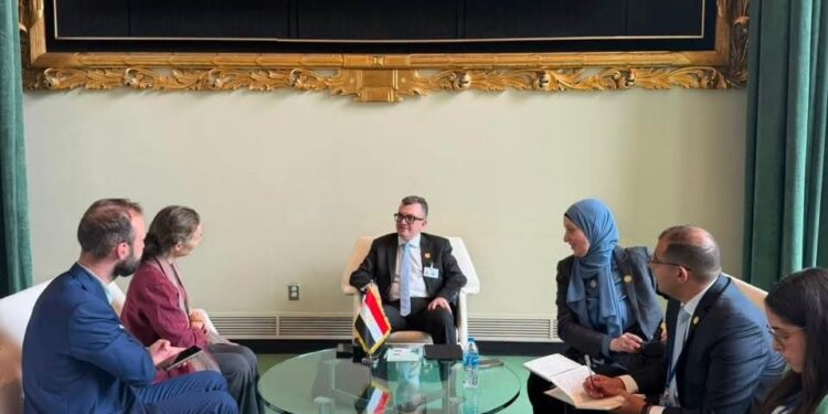 وزير التخطيط يبحث مع مبادرة أكسفورد تطوير قياس الفقر متعدد الأبعاد وتقييم أثر «حياة كريمة»