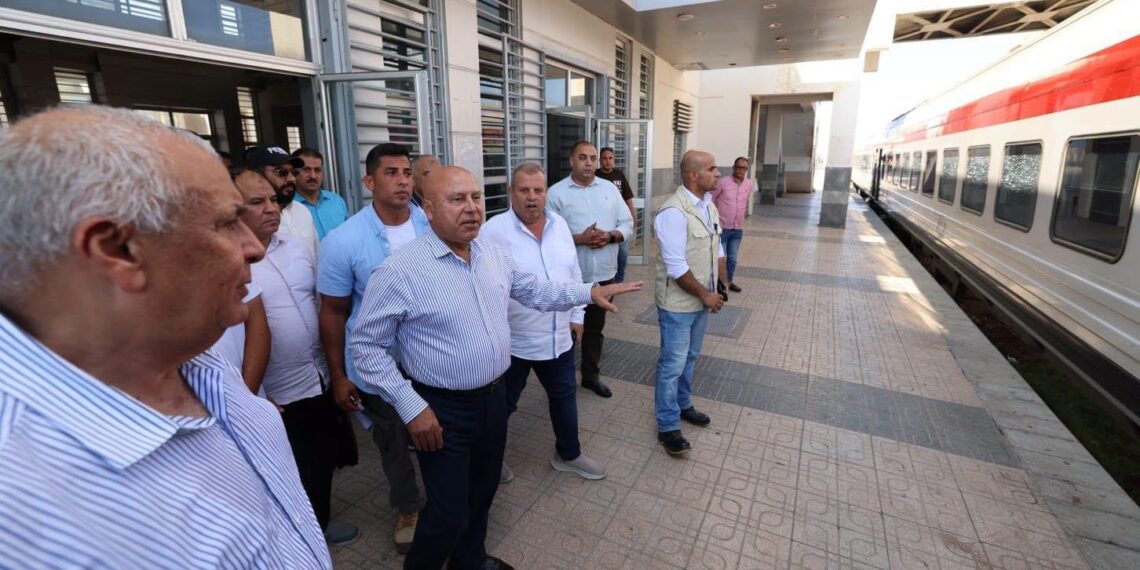 وزير النقل يتفقد محطتي السكة الحديد والأتوبيسات بمطروح لمتابعة انتظام التشغيل وجودة الخدمات