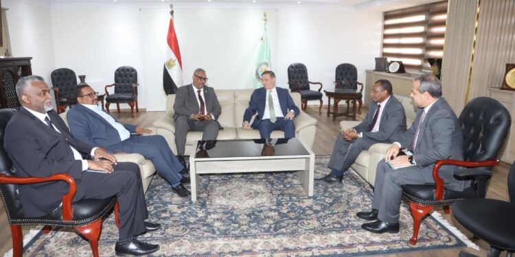 وزير الزراعة يبحث مع نظيره السوداني والمنظمة العربية تعزيز التكامل الزراعي والأمن الغذائي