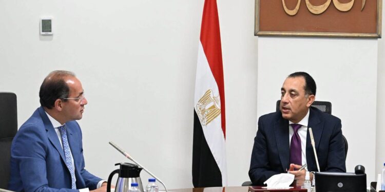 رئيس الوزراء يتابع مع وزير المالية ملفات التسهيلات الضريبية والموازنة العامة ومبادرات دعم الاقتصاد