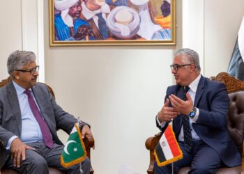 اقتصادية قناة السويس تبحث مع السفير الباكستاني تعزيز التعاون الصناعي واللوجستي