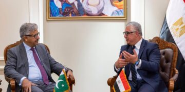 اقتصادية قناة السويس تبحث مع السفير الباكستاني تعزيز التعاون الصناعي واللوجستي