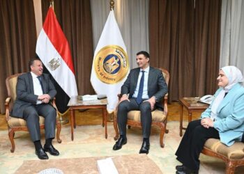 وزير الصناعة يبحث مع نقيب المهندسين تعزيز التعاون لدعم التنمية الصناعية وتوطين الصناعة