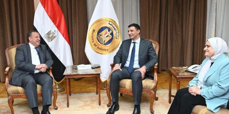 وزير الصناعة يبحث مع نقيب المهندسين تعزيز التعاون لدعم التنمية الصناعية وتوطين الصناعة