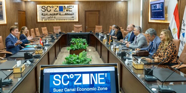 المنطقة الاقتصادية لقناة السويس تبحث مع السفير السويسري تعزيز التعاون وجذب الاستثمارات