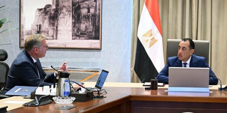 رئيس الوزراء يتابع جهود وزارة البترول لتعزيز الاستثمارات وزيادة إنتاج الطاقة