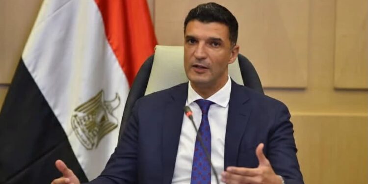 وزير الصناعة يبحث مع شركة صينية إقامة مجمع صناعي لدعم صناعة السيارات في مصر