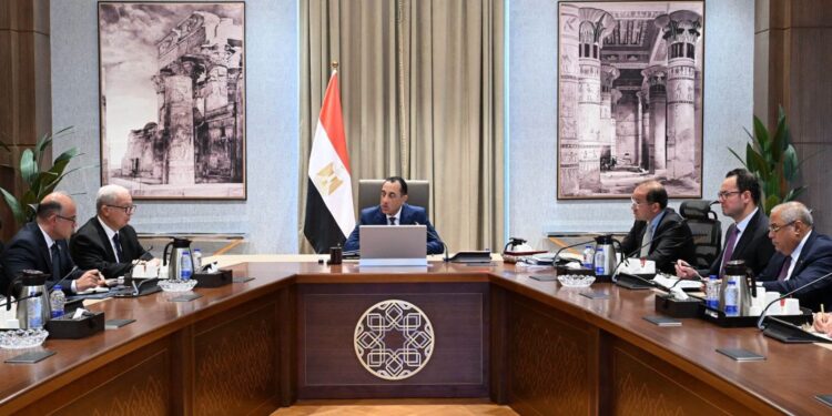 رئيس الوزراء يتابع تنفيذ خطة تخارج الدولة من الشركات الحكومية.. ويؤكد استمرار توسيع دور القطاع الخاص