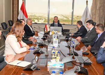 وزارة التموين تبحث مع «أورانج مصر» دعم مشروع «كاري أون» لتطوير منافذها
