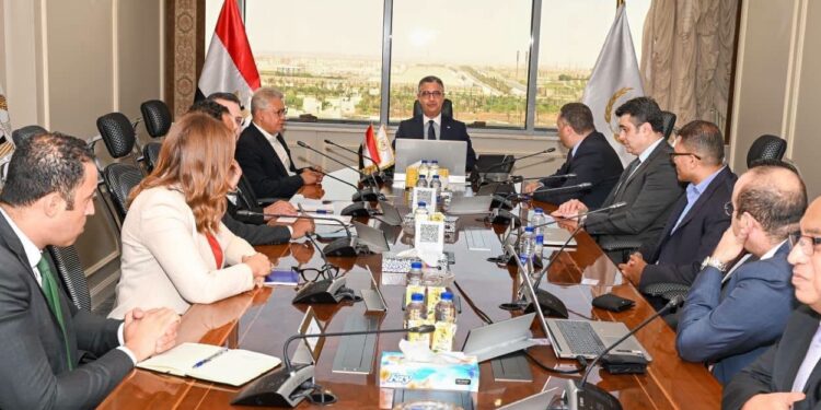 وزارة التموين تبحث مع «أورانج مصر» دعم مشروع «كاري أون» لتطوير منافذها