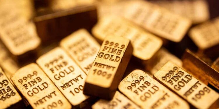 تراجع أسعار الذهب عالميًا بعد بلوغ أعلى مستوى في أسبوعين وسط صعود الدولار