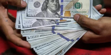 ارتفاع سعر الدولار أمام الجنيه المصري في ختام تعاملات الخميس.. و49.75 جنيه أعلى سعر للبيع