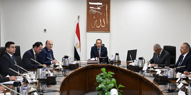 رئيس الوزراء يستعرض خطة متكاملة لتطوير زراعة وصناعة الكتان ومحاور تطوير القطاع