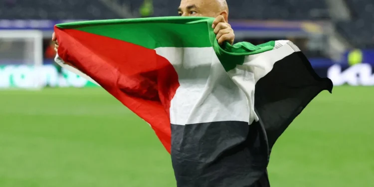 صحيفة أرجنتينية: ترقب قرار “فيفا” بشأن حسام حسن بعد رفعه علم فلسطين في كأس العالم