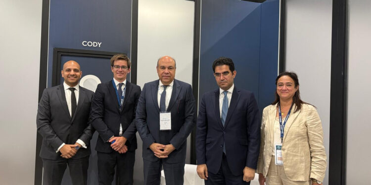 وزير الطيران المدني يبحث مع مسؤول بريطاني فرص جذب الاستثمارات في قطاع النقل الجوي