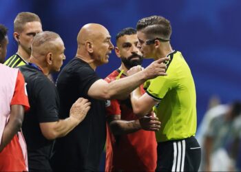 تقارير: “فيفا” يدرس أداء ليتكسير فنيًا.. وشكوى اتحاد الكرة المصري لا تحسم مصيره