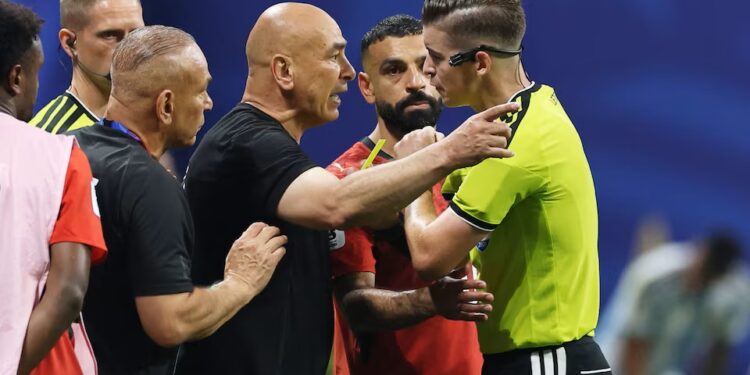 تقارير: “فيفا” يدرس أداء ليتكسير فنيًا.. وشكوى اتحاد الكرة المصري لا تحسم مصيره