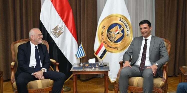 وزير الصناعة يبحث مع سفير اليونان تعزيز الشراكة الصناعية وجذب استثمارات جديدة إلى مصر
