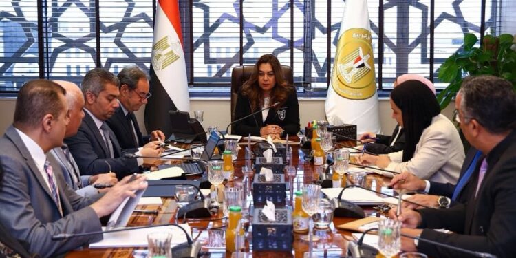 وزيرة التنمية المحلية والبيئة تبحث فرص الاستثمار بالمحميات الطبيعية