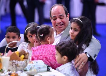 بتوجيهات رئاسية.. صرف 11.4 مليون جنيه لمبادرة «مصر معاكم» لأبناء الشهداء
