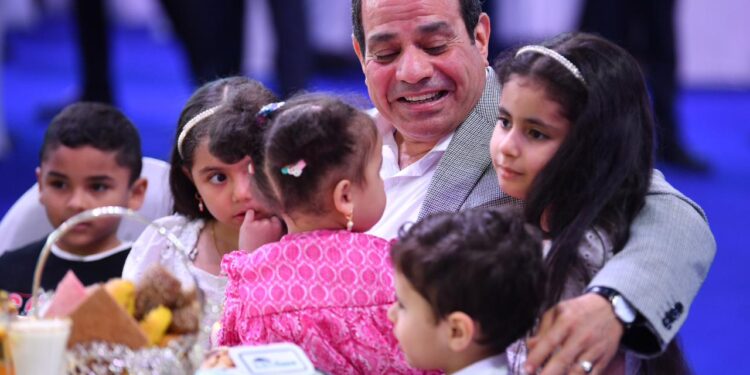 بتوجيهات رئاسية.. صرف 11.4 مليون جنيه لمبادرة «مصر معاكم» لأبناء الشهداء