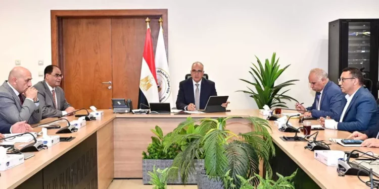 وزير الري يتابع تنفيذ المشروع القومي لضبط نهر النيل وتعزيز كفاءة المجرى المائي