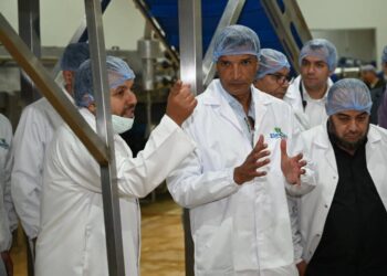 وزير الصناعة يتفقد 4 مصانع بالإسماعيلية ويؤكد تعزيز الإنتاج المحلي والتصدير