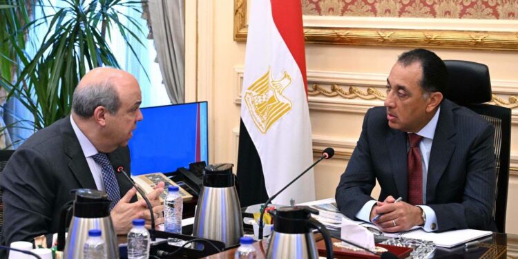 رئيس الوزراء يتابع الموقف التنفيذي لمشروع مبنى الركاب (4) بمطار القاهرة الدولي
