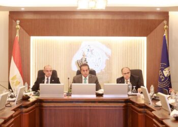 وزير الصحة يناقش توطين صناعة المستحضرات الحيوية وتطوير سوق الدواء