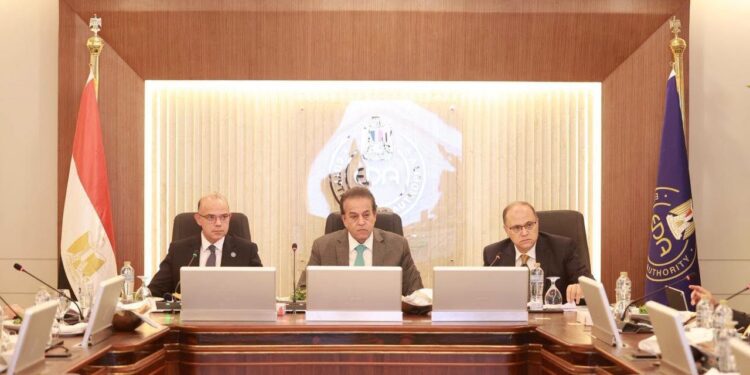 وزير الصحة يناقش توطين صناعة المستحضرات الحيوية وتطوير سوق الدواء