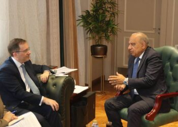 مصر وبريطانيا تبحثان تعزيز التعاون في مجالات الطاقة المتجددة وتحديث شبكات الكهرباء