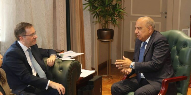 مصر وبريطانيا تبحثان تعزيز التعاون في مجالات الطاقة المتجددة وتحديث شبكات الكهرباء