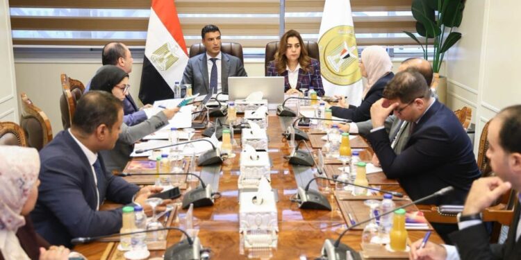 وزراء التنمية المحلية والبيئة والصناعة يبحثون دعم مشروعات هيئة تنمية الصعيد