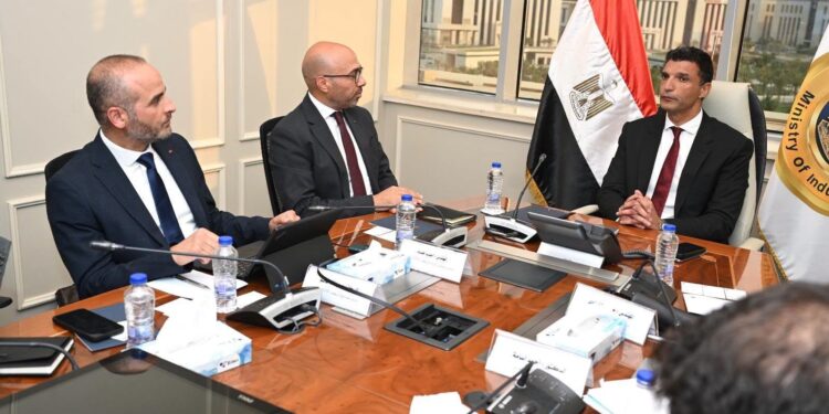 وزير الصناعة يبحث مع «ABB مصر» خططها التوسعية ودعم توطين الصناعات الكهربائية وزيادة الصادرات