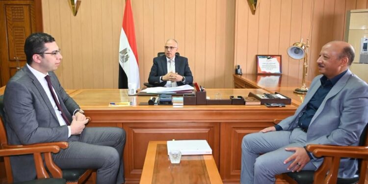 وزير الري يتابع مشروعات التعاون مع دول حوض النيل ويؤكد التزام مصر بدعم التنمية المشتركة