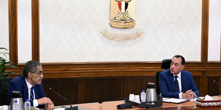 مدبولي يبحث مع ضياء رشوان آليات تنفيذ تكليفات الرئيس بشأن تطوير الإعلام