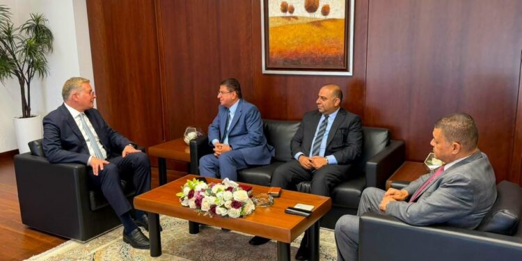وزير البترول يبحث مع شركة مناجم الفوسفات الأردنية التعاون في الصناعات التعدينية