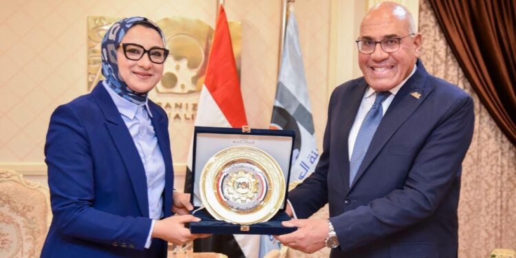 العربية للتصنيع تبحث مع محافظ الوادي الجديد تصنيع احتياجات مشروعات التنمية ودعم الصناعة المحلية