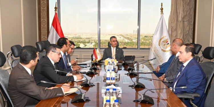 وزير التموين يبحث مع شعبة المخابز تطوير منظومة الخبز المدعم وتطبيق الخصم المباشر
