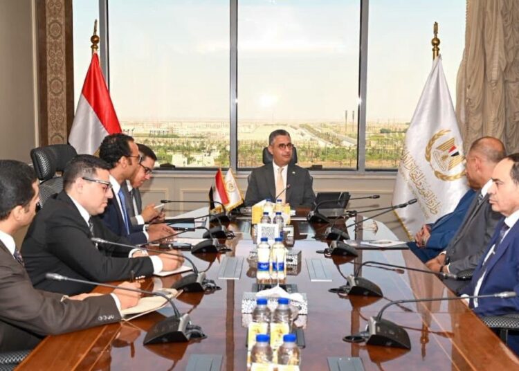 وزير التموين يبحث مع شعبة المخابز تطوير منظومة الخبز المدعم وتطبيق الخصم المباشر