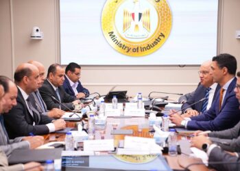 الصناعة والعمل تبحثان تيسير الإجراءات وتعزيز توفير العمالة المدربة لدعم الاستثمار الصناعي