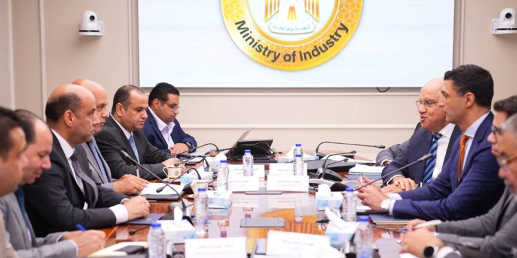 الصناعة والعمل تبحثان تيسير الإجراءات وتعزيز توفير العمالة المدربة لدعم الاستثمار الصناعي