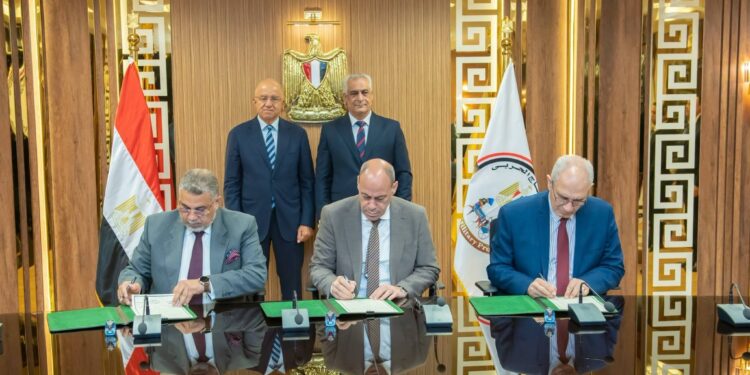 «الإنتاج الحربي» و«اتحاد الصناعات» يوقعان بروتوكولًا لتأهيل الكوادر الفنية ودعم الصناعة الوطنية