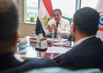 وزير الصحة يبحث إدخال تقنية الروبوت الجراحي إلى مصر .. وتشغيل أول روبوت بمعهد ناصر