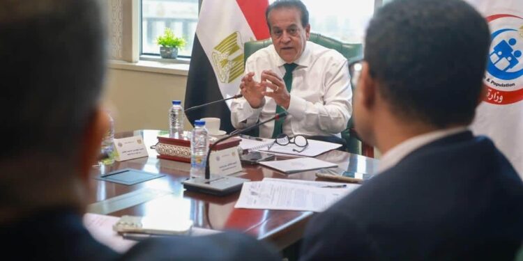 وزير الصحة يبحث إدخال تقنية الروبوت الجراحي إلى مصر .. وتشغيل أول روبوت بمعهد ناصر