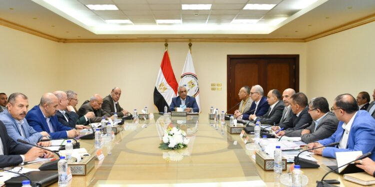 وزير الإنتاج الحربي يتابع مؤشرات أداء الشركات التابعة ويوجه بتعظيم الإنتاج وزيادة الصادرات
